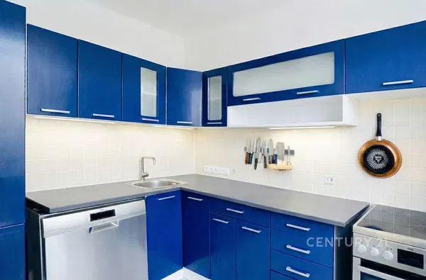 Кухиња; кухињски апарати, дрвени под, природно светло, модерни стил