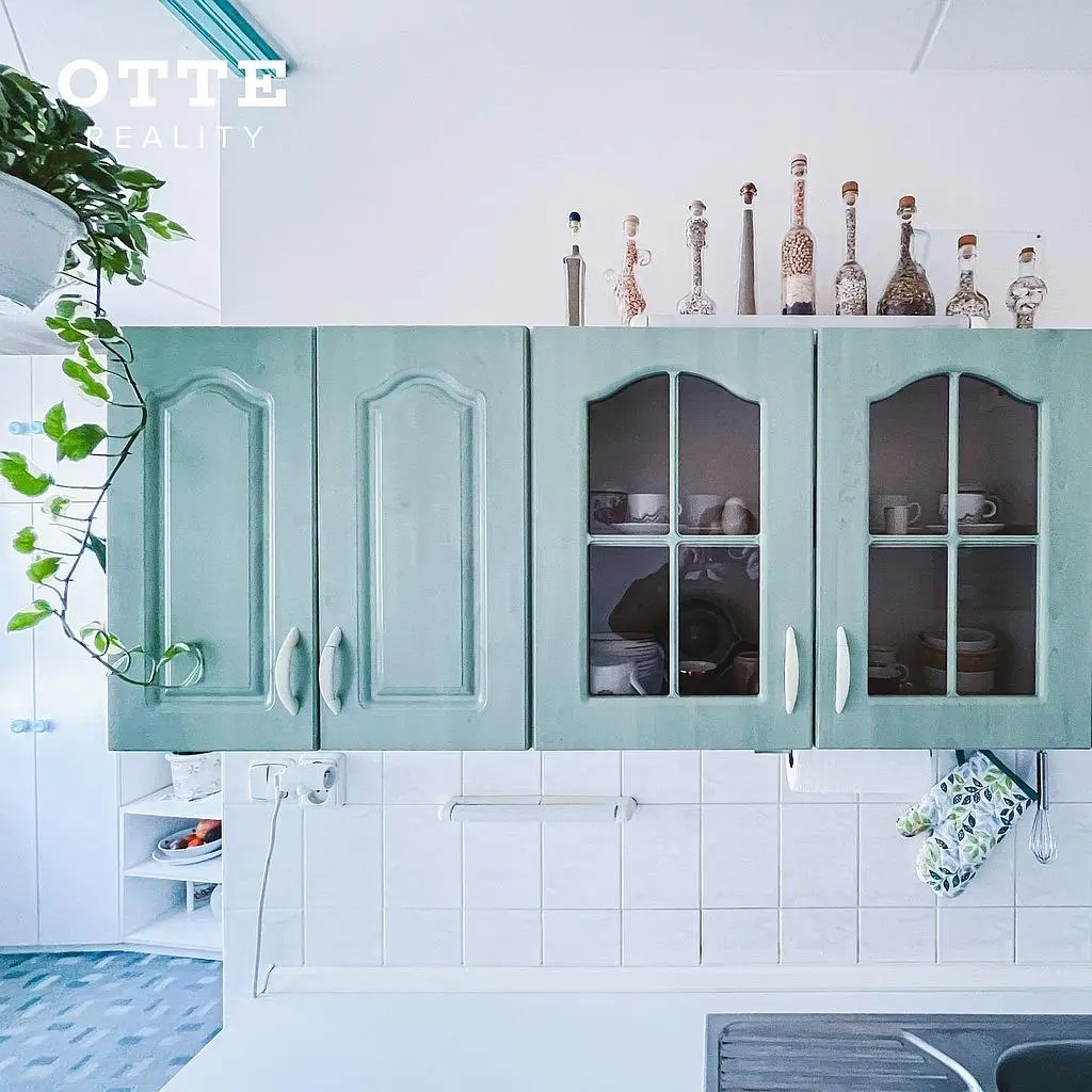 Дневна соба; дрвени под, природно светло, модерни стил