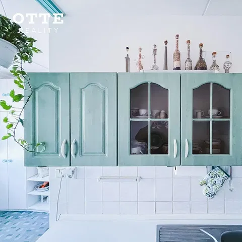 Хол; дървен под, естествена светлина, модерен стил