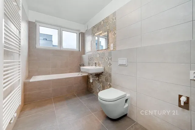 Кухня; кухненски уреди, дървен под, естествена светлина, модерен стил