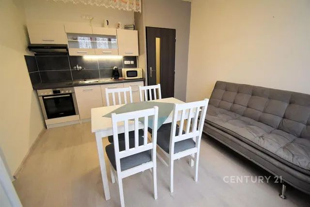 Кухня; кухненски уреди, дървен под, естествена светлина, модерен стил