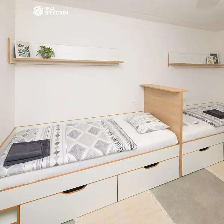 Cozinha; eletrodomésticos, chão de madeira, luz natural, estilo moderno