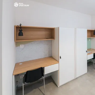 Cozinha; eletrodomésticos, chão de madeira, luz natural, estilo moderno