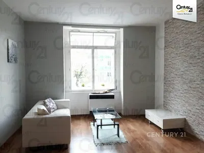 Salón; suelo de madera, luz natural, estilo moderno