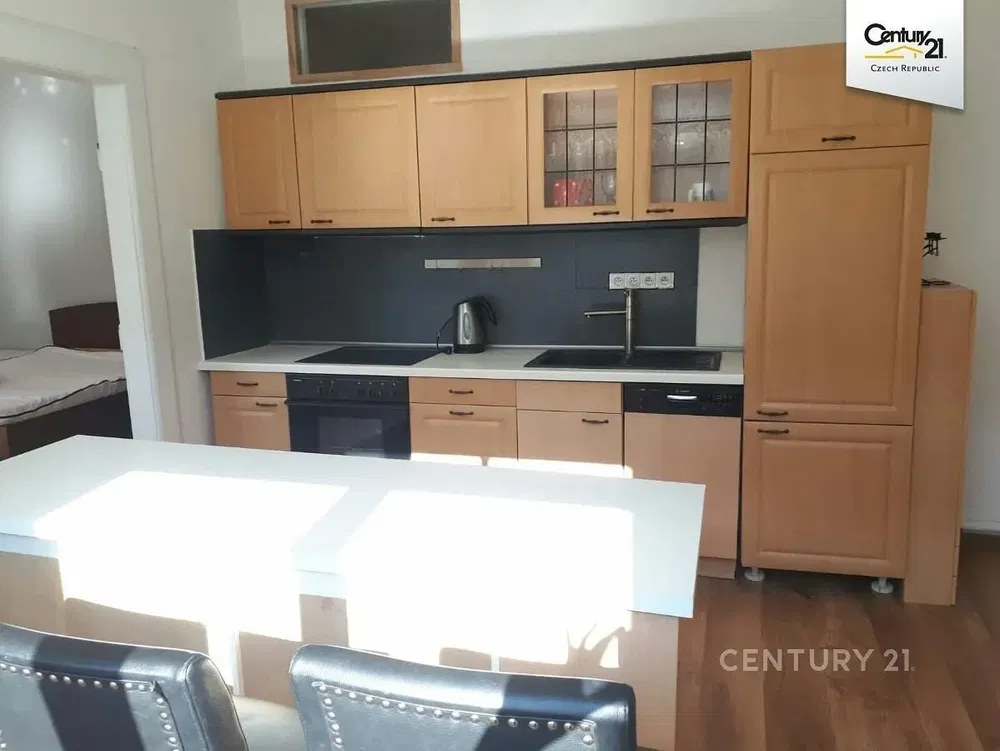 Cocina; electrodomésticos, suelo de madera, luz natural, estilo moderno