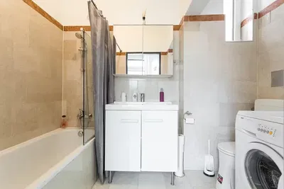 Küche; küchengeräte, holzboden, tageslicht, moderner stil