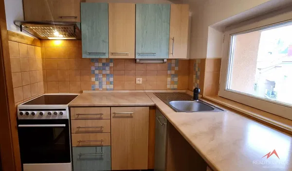 Wohnzimmer; holzboden, tageslicht, moderner stil, hohe decken