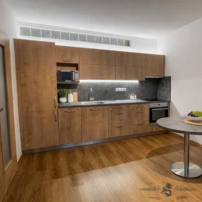 Кухня; кухненски уреди, дървен под, естествена светлина, модерен стил