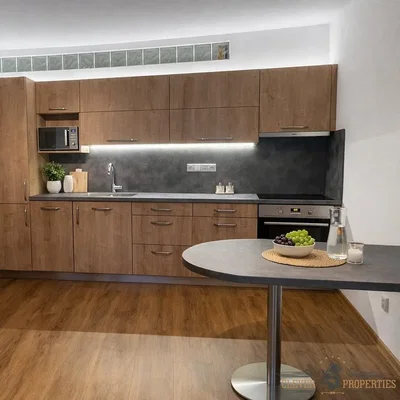 Küche; küchengeräte, holzboden, tageslicht, moderner stil
