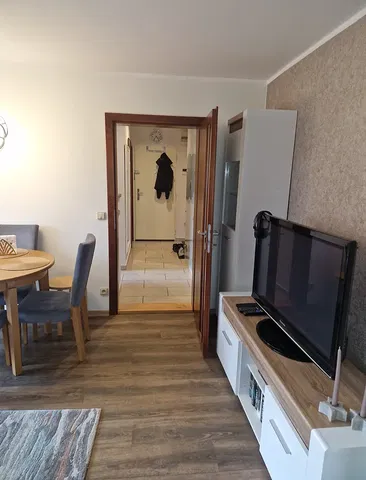 Кухня; кухненски уреди, дървен под, естествена светлина, модерен стил