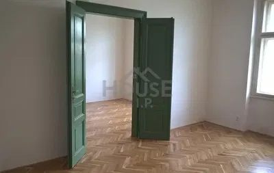 Кухня; кухненски уреди, дървен под, естествена светлина, модерен стил