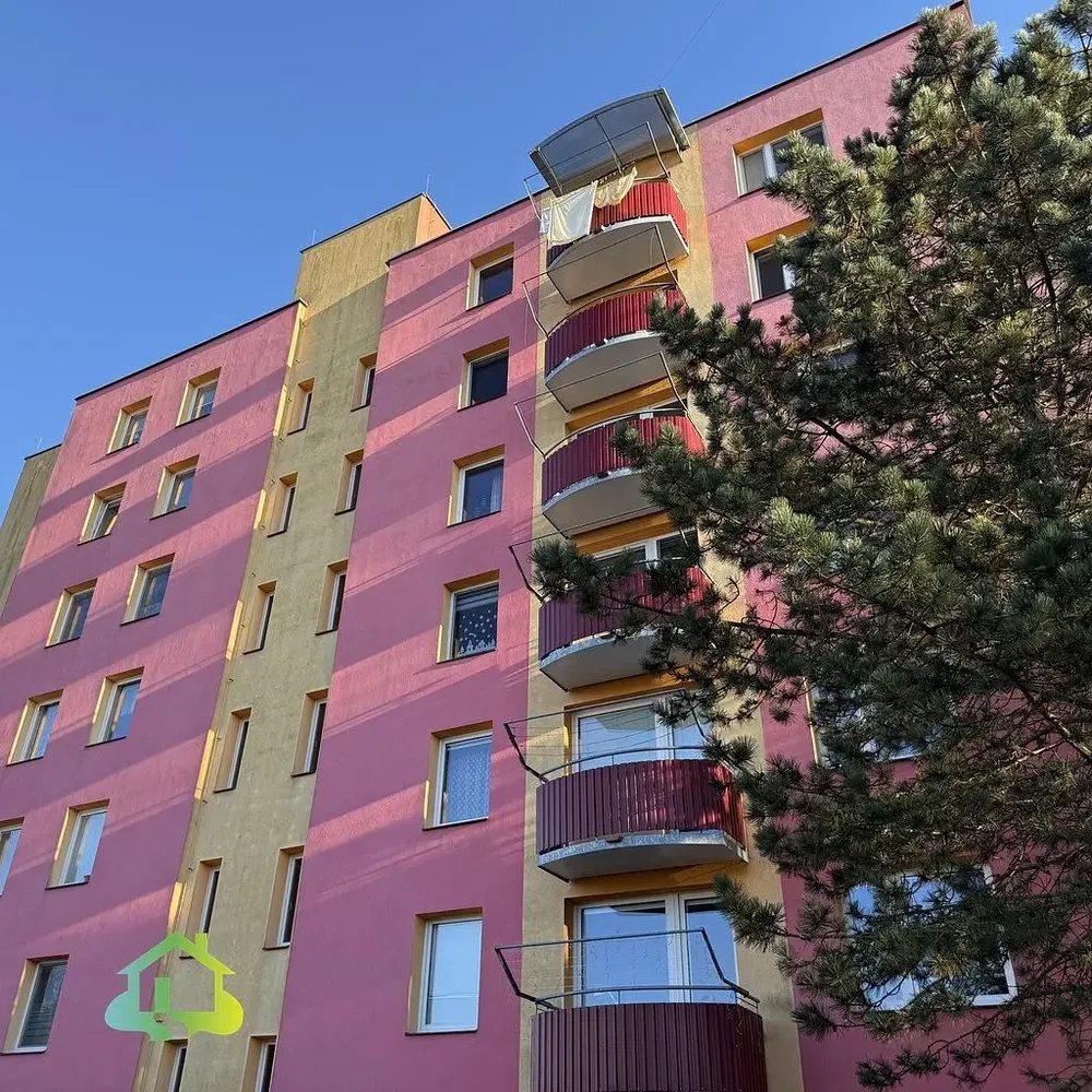 Кухня; кухненски уреди, дървен под, естествена светлина, модерен стил