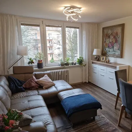 Κουζίνα; συσκευές κουζίνας, ξύλινο πάτωμα, φυσικό φως, μοντέρνο στυλ