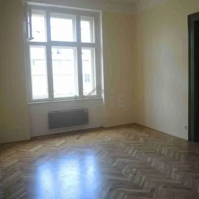 Хол; дървен под, естествена светлина, модерен стил