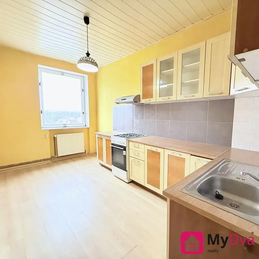 Кухня; кухненски уреди, дървен под, естествена светлина, модерен стил