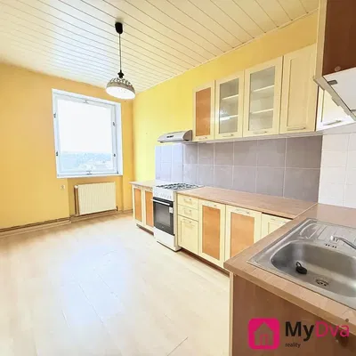 Кухня; кухненски уреди, дървен под, естествена светлина, модерен стил