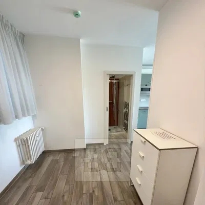 Kuchyně; kuchyňské spotřebiče, dřevěná podlaha, přirozené světlo, moderní styl