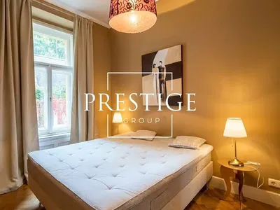 Кухня; кухненски уреди, дървен под, естествена светлина, модерен стил