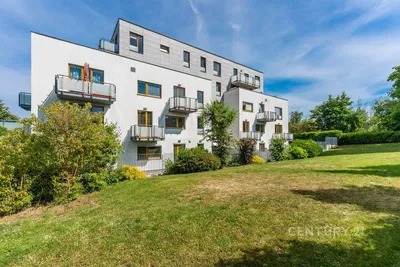 Кухня; кухненски уреди, дървен под, естествена светлина, модерен стил