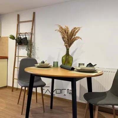 Кухня; кухненски уреди, дървен под, естествена светлина, модерен стил