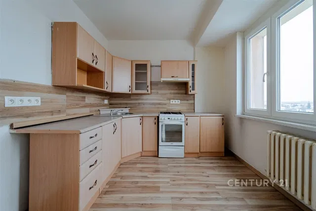 مطبخ; أجهزة المطبخ, أرضية من البلاط, ضوء طبيعي, أسلوب عصري