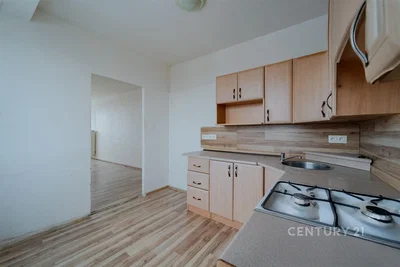 Sala de estar; chão de madeira, luz natural, estilo moderno