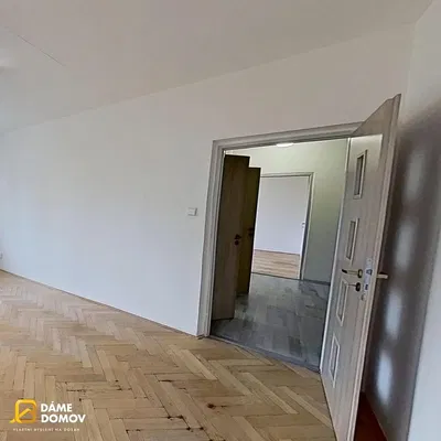 Кухня; кухненски уреди, дървен под, естествена светлина, модерен стил