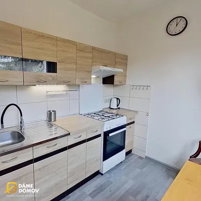 Кухня; кухненски уреди, дървен под, естествена светлина, модерен стил