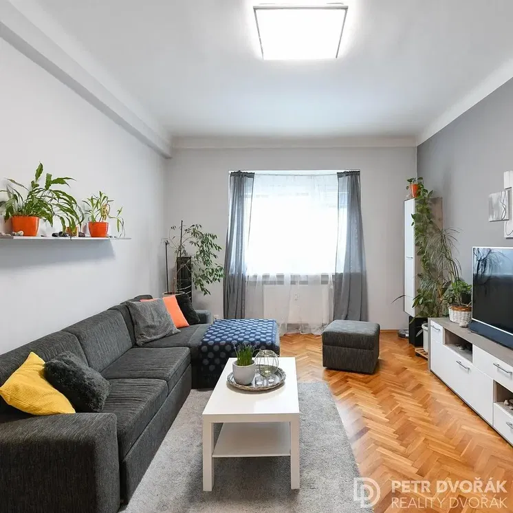 Mutfak; mutfak aletleri, fayans zemin, doğal ışık, modern stil