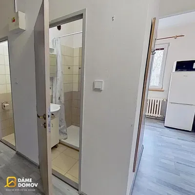 Кухня; кухненски уреди, дървен под, естествена светлина, модерен стил