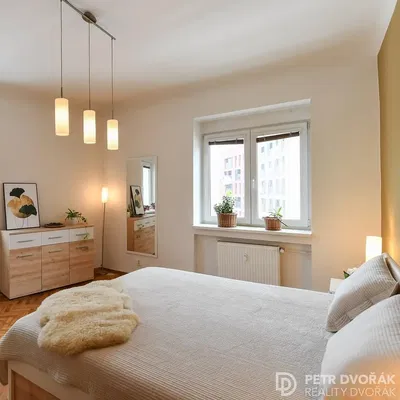 Kuchnia; sprzęt kuchenny, podłoga drewniana, światło dzienne, styl nowoczesny