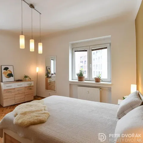 Кухня; кухненски уреди, дървен под, естествена светлина, модерен стил