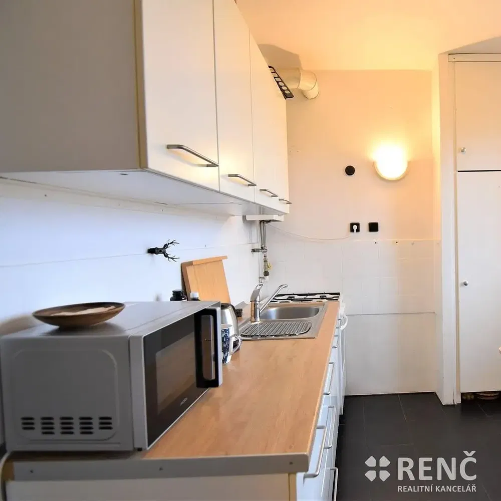 Salón; suelo de madera, luz natural, estilo moderno