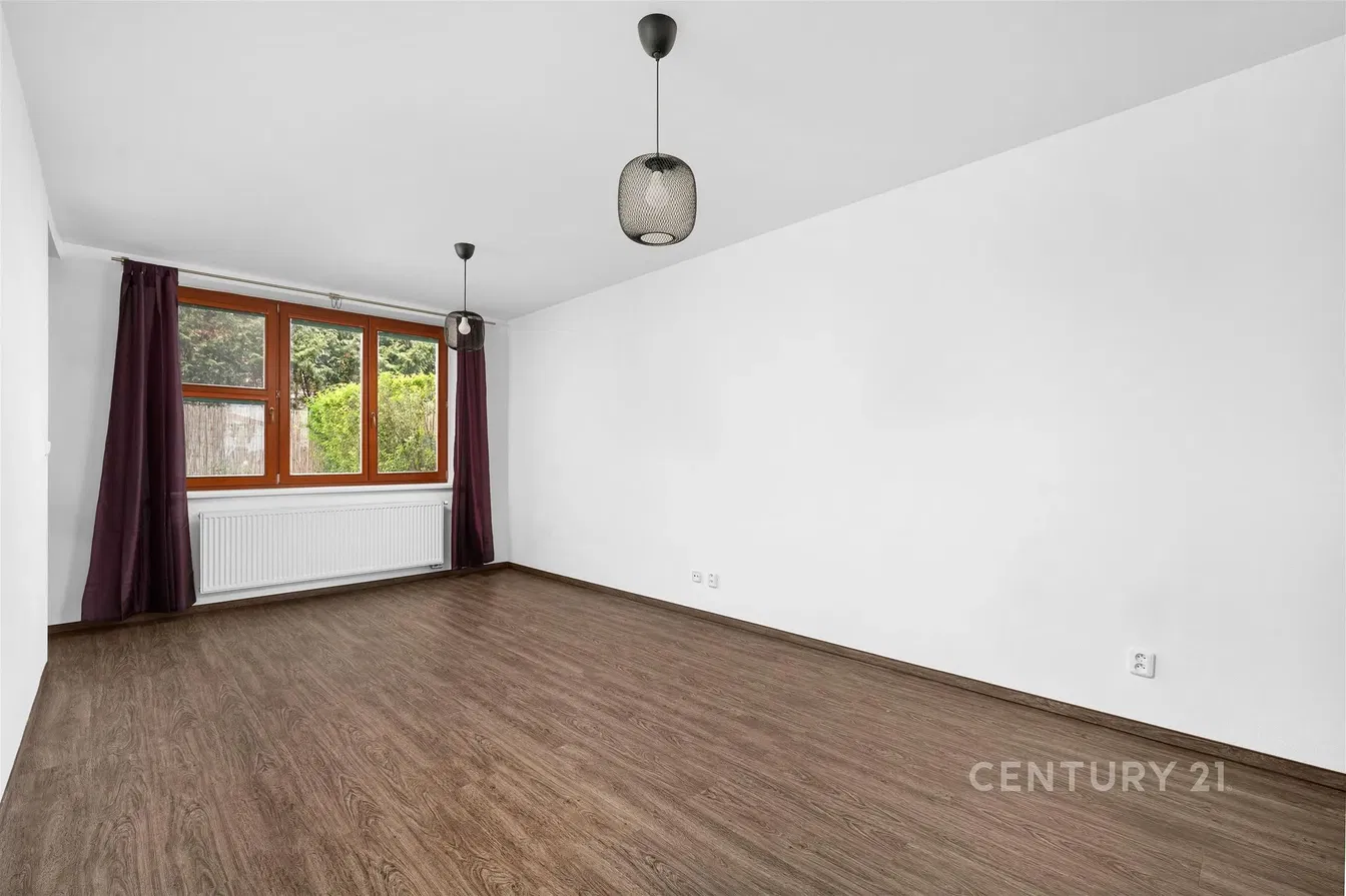 Кухня; кухненски уреди, дървен под, естествена светлина, модерен стил