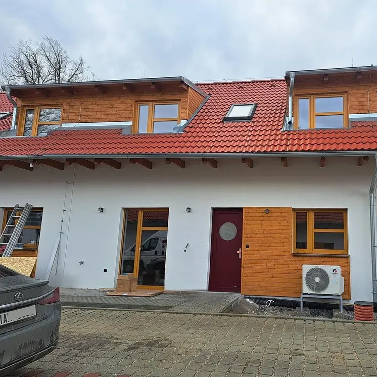 Кухиња; кухињски апарати, дрвени под, природно светло, модерни стил