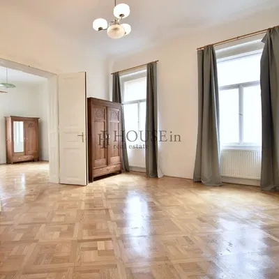 Mutfak; mutfak aletleri, ahşap zemin, doğal ışık, modern stil