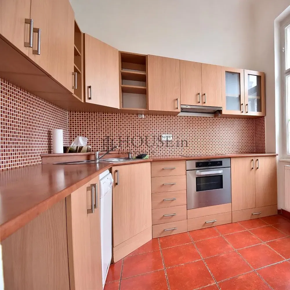 Mutfak; mutfak aletleri, ahşap zemin, doğal ışık, modern stil