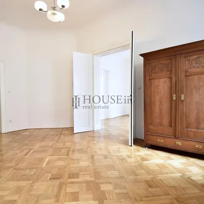 Mutfak; mutfak aletleri, ahşap zemin, doğal ışık, modern stil