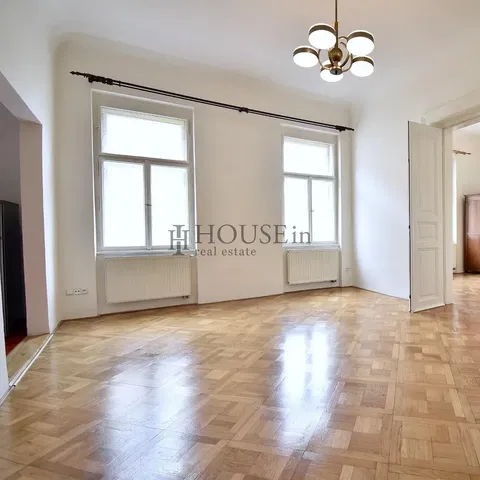 Cozinha; eletrodomésticos, chão de madeira, luz natural, estilo moderno