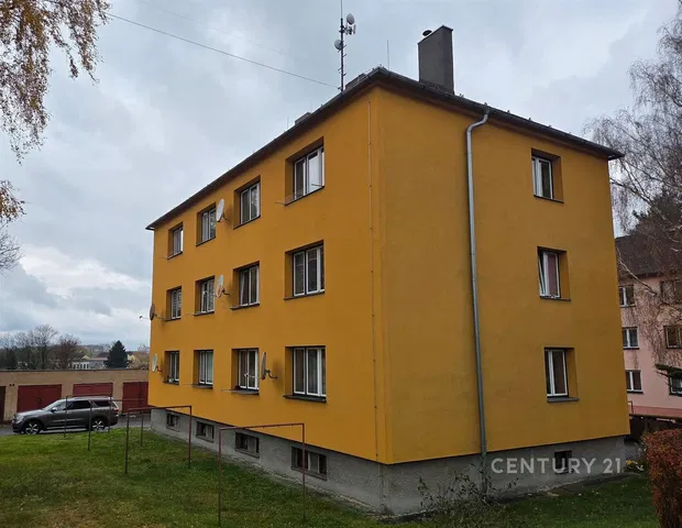 Хол; дървен под, естествена светлина, модерен стил