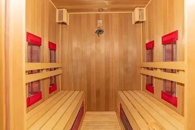 Küche; küchengeräte, holzboden, tageslicht, moderner stil