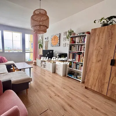 Кухиња; кухињски апарати, дрвени под, природно светло, модерни стил