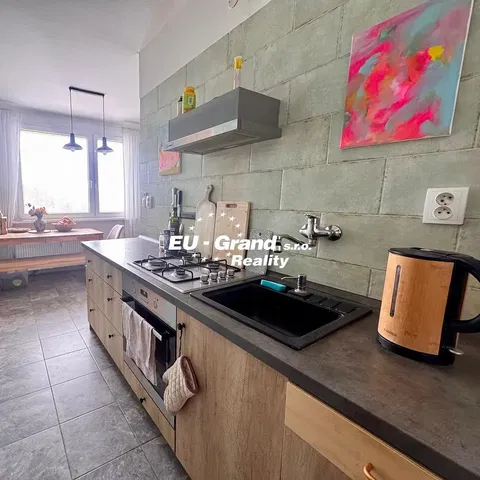 Кухиња; кухињски апарати, дрвени под, природно светло, модерни стил