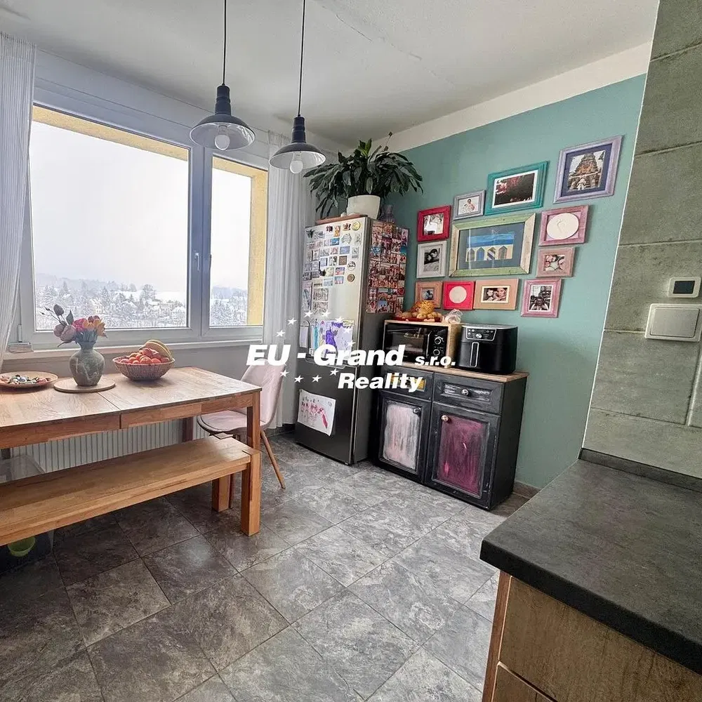 Кухиња; кухињски апарати, дрвени под, природно светло, модерни стил