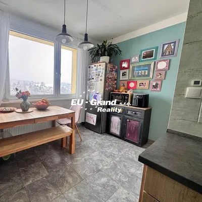 Кухиња; кухињски апарати, дрвени под, природно светло, модерни стил