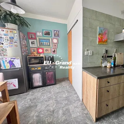 Кухиња; кухињски апарати, дрвени под, природно светло, модерни стил