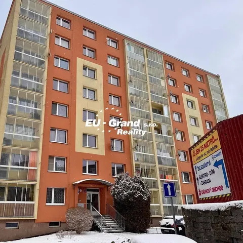 Кухиња; кухињски апарати, дрвени под, природно светло, модерни стил