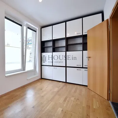 Кухня; кухненски уреди, дървен под, естествена светлина, модерен стил