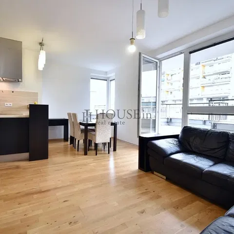 Кухня; кухненски уреди, дървен под, естествена светлина, модерен стил