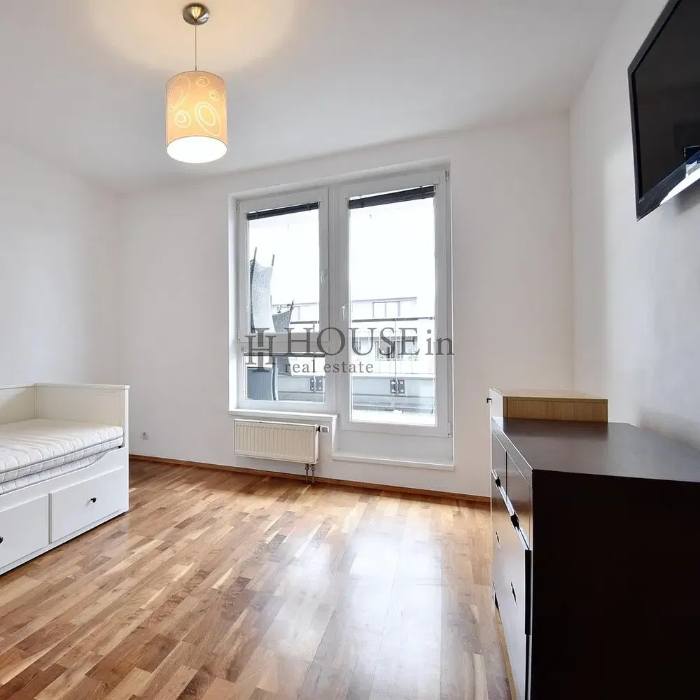 Кухня; кухненски уреди, дървен под, естествена светлина, модерен стил